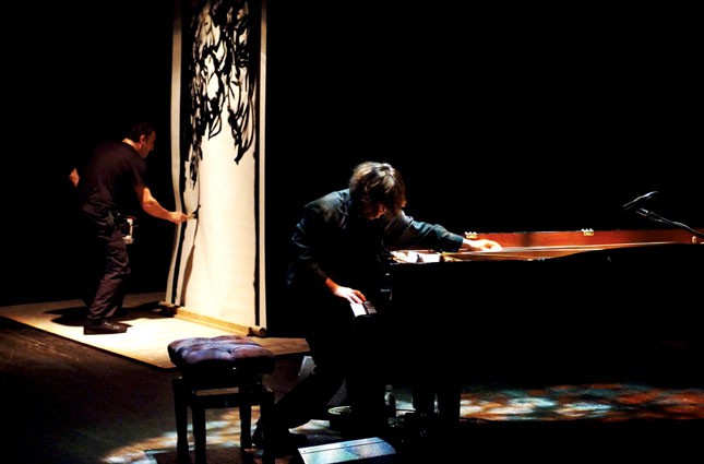An original, suggestive and “extreme” live performance.
